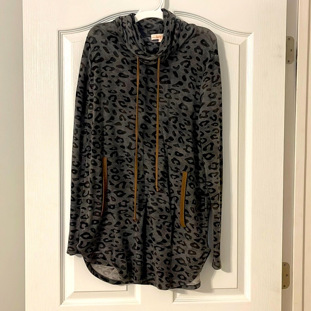 PERFECT for spring days! Light and airy! Love pairing this with leggings